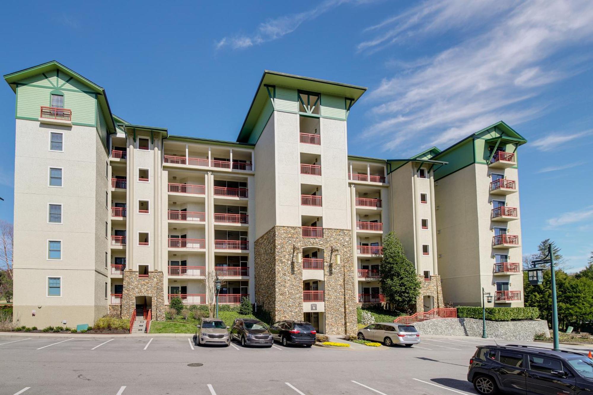 Elegant Pigeon Forge Condo With Golf Course View! Exterior photo